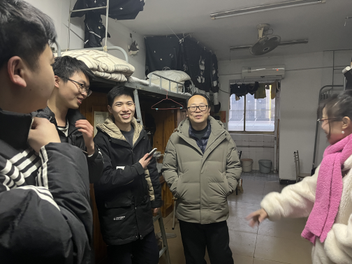 新學(xué)期學(xué)院慰問(wèn)走訪學(xué)生宿舍