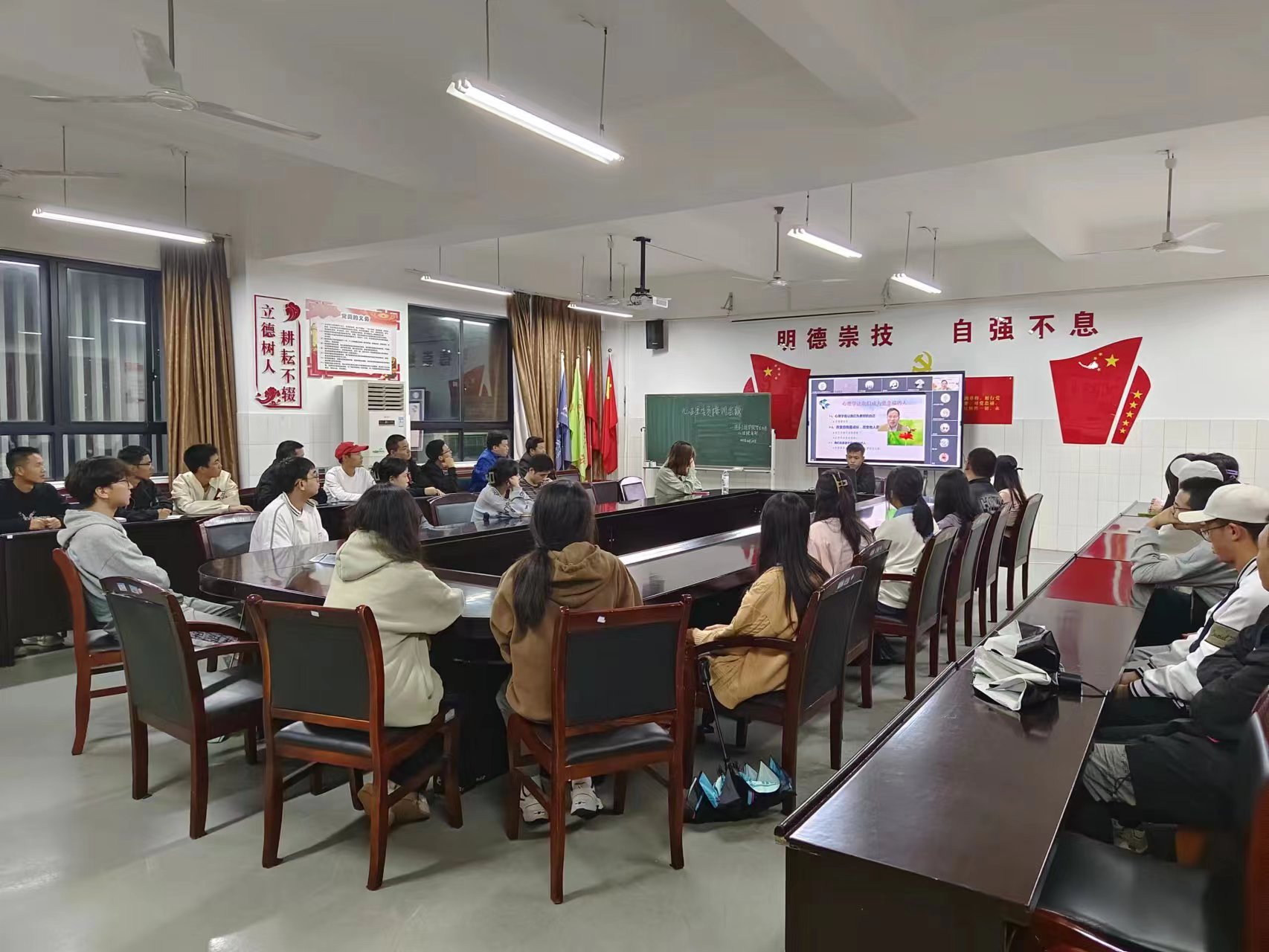 我校組織學(xué)生觀看省高校第二屆心理衛(wèi)生知識科普周活動1.jpg